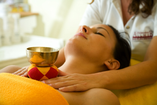 Klangschalenmassage – Tiefenentspannung durch Schwingung - Hotel Allmer
